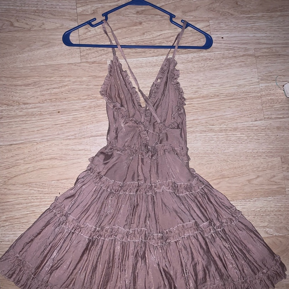 polly dress with ruffle size 4 but runs small (like a size 2)